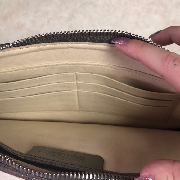 Matallic Silver IPad Case - Michael Kors - Picture 4 of 5